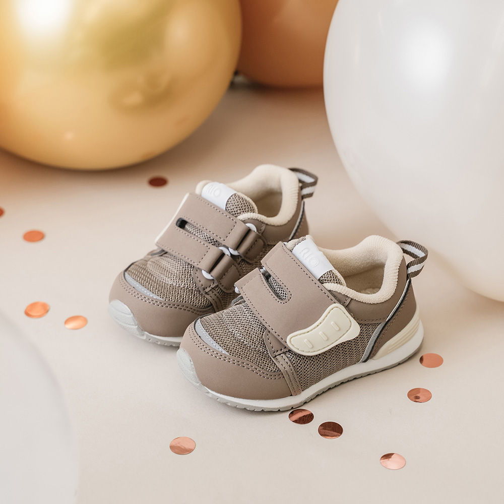 ダークブラウン