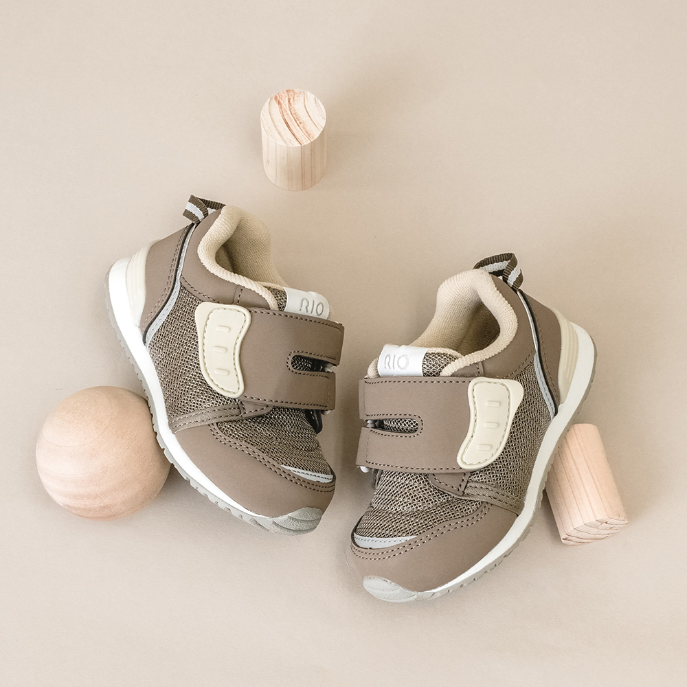 ダークブラウン