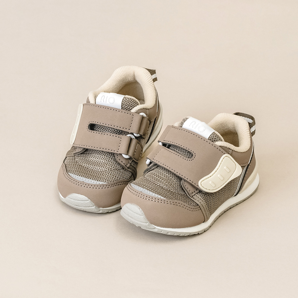 ダークブラウン