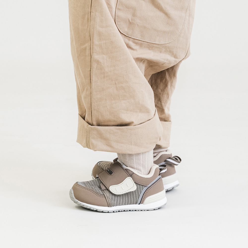 ダークブラウン