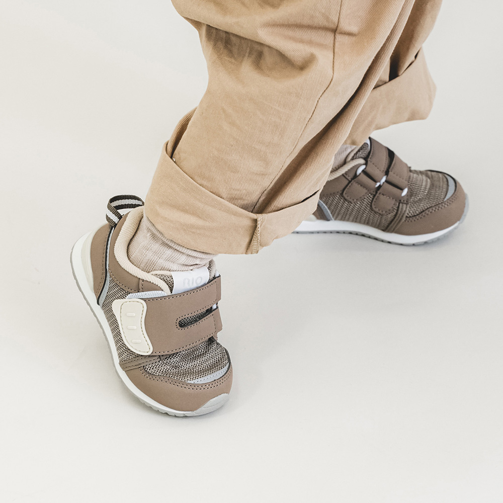 ダークブラウン