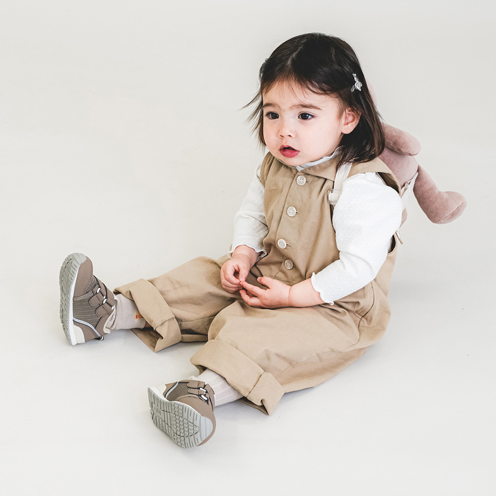 ダークブラウン